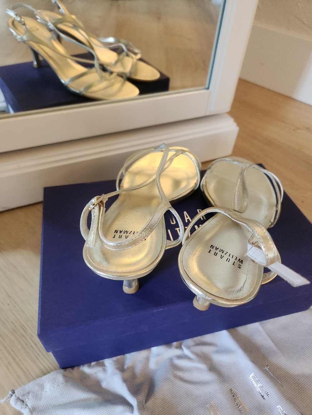 Stuart Weitzman | Reversal Strappy Sandal in Gold - Picture 3 of 8